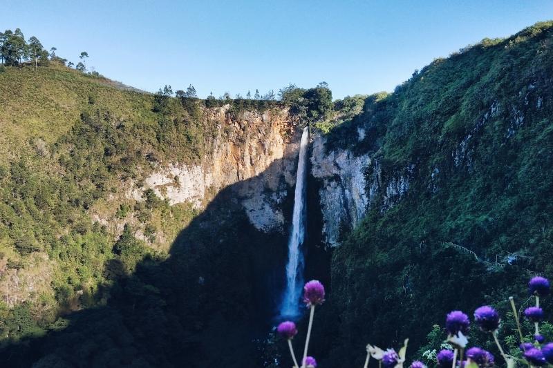 Air Terjun Sipisopiso yang merupakan salah satu destinasi wisata alam paling terkenal di Sumatera Utara