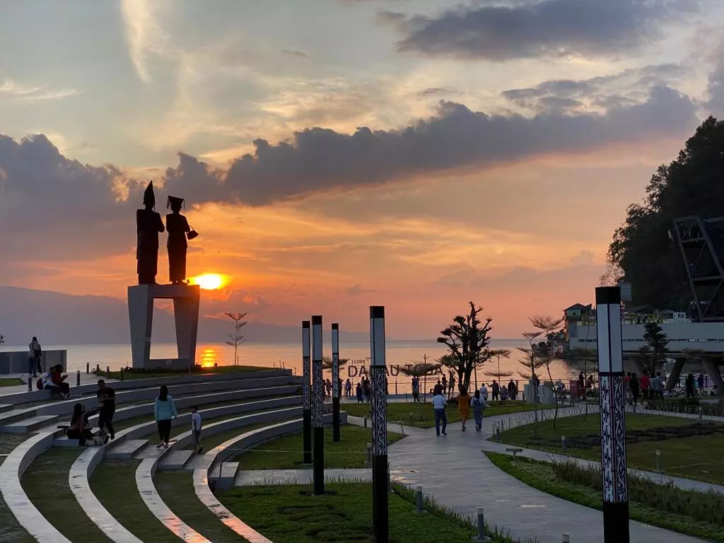 Pantai Bebas yang menjadi salah satu destinasi wisata unggulan di Parapat