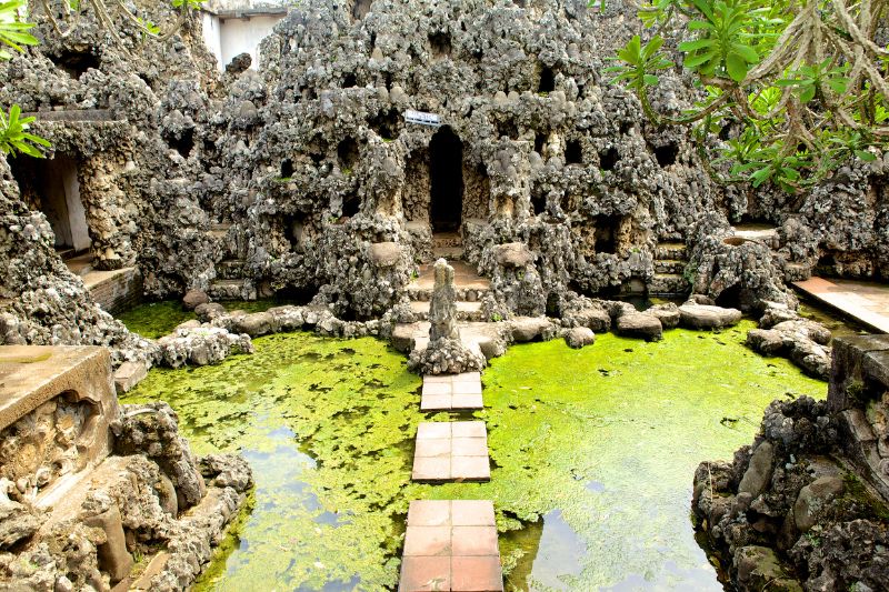Goa Sunyaragi yang menjadi salah satu destinasi paket wisata Cirebon 2 hari 1 malam