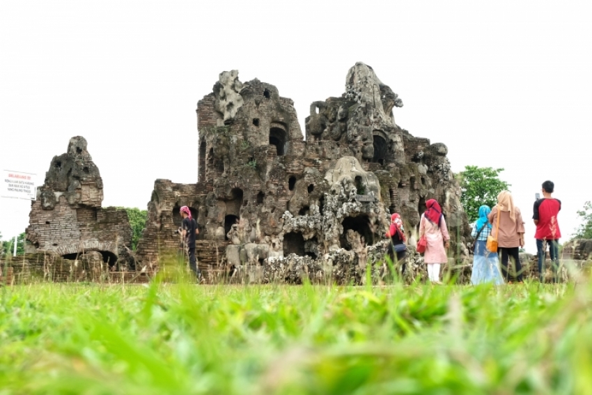 Goa Sunyaragi menjadi salah satu favorit dalam paket wisata Cirebon