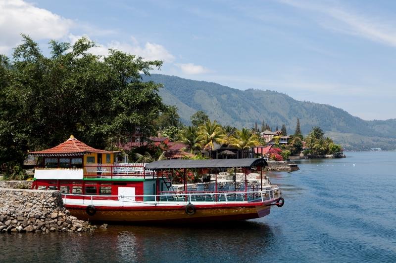 Kapal Menuju Danau Toba