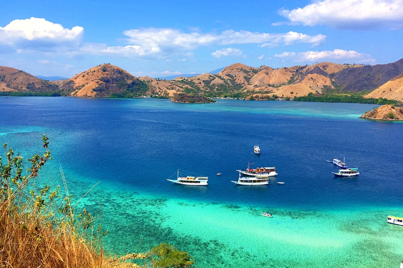 Pulau Kelor yang menjadi salah satu destinasi dalam paket wisata Labuan Bajo dari Surabaya
