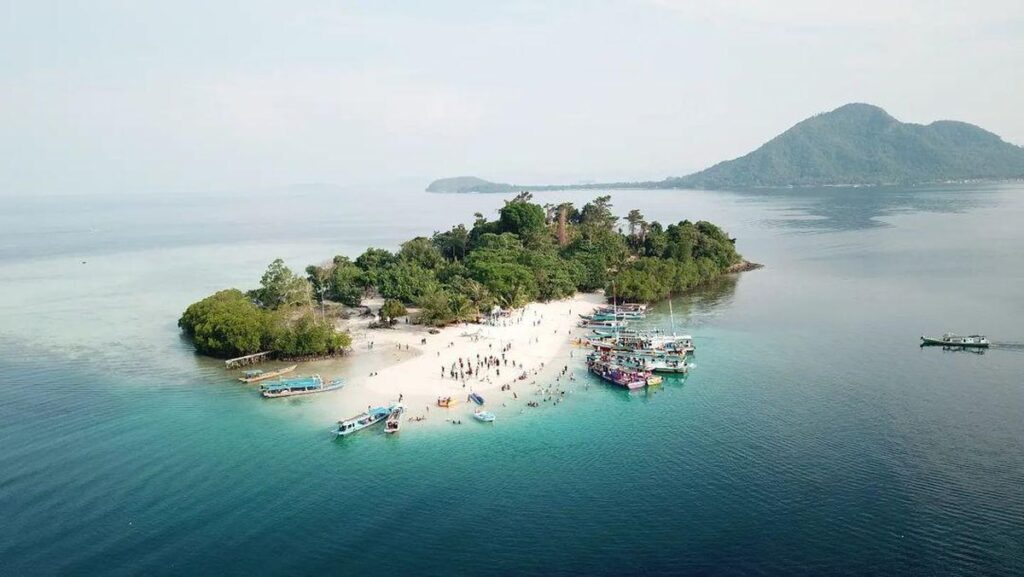 Pulau Pahawang Lampung dengan air laut jernih dalam paket wisata Pahawang