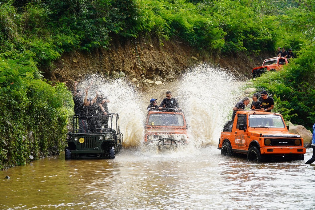 Salah satu keseruan dalam paket wisata jeep Kemuning