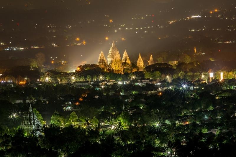 Di Candi Prambanan anak-anak bisa liburan sekaligus belajar sejarah peradaban masa lalu