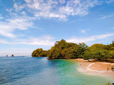 Pantai Tiga Warna Malang