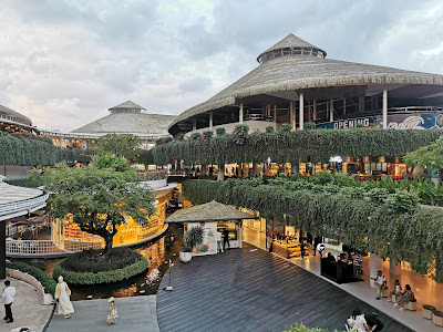 Beachwalk Shopping Center 