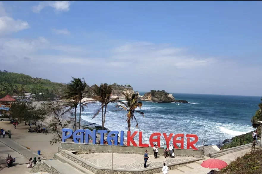 Pantai Klayar yang menjadi icon wicata Pacitan dan masuk dalam itinerary paket wisata Pacitan