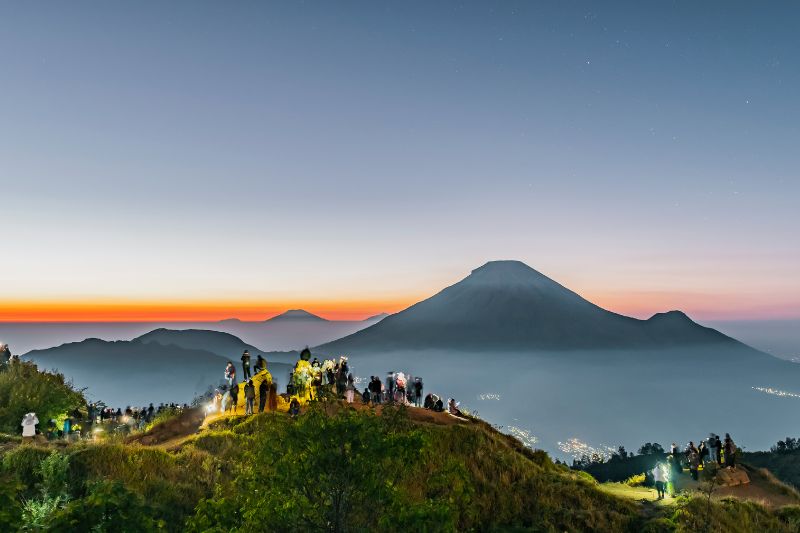 Sunrise bukit Sikunir yang menjadi favorit dalam paket wisata Dieng dari Jogja dan Solo
