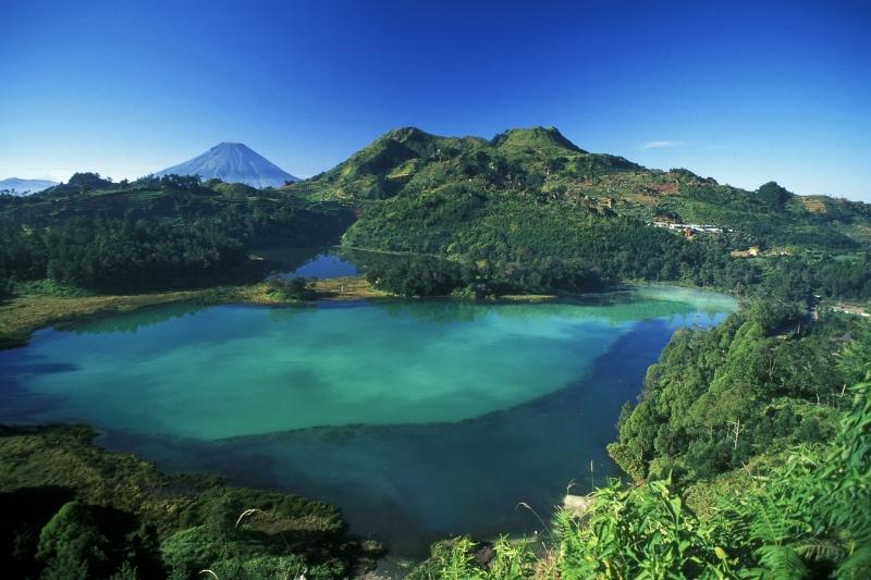 Telaga Warna yang mempunyai fenomena airnya yang sering berubah-ubah warna