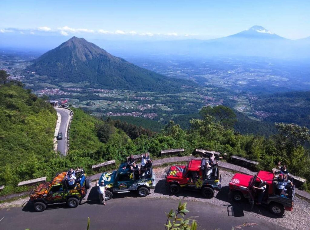 Wisata adventure naik ke puncak Telomoyo dengan menggunakan jeep 