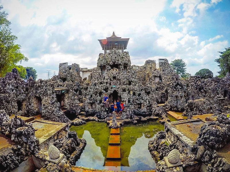 Kompleks Goa Sunyaragi Cirebon dengan arsitektur batu karang yang unik