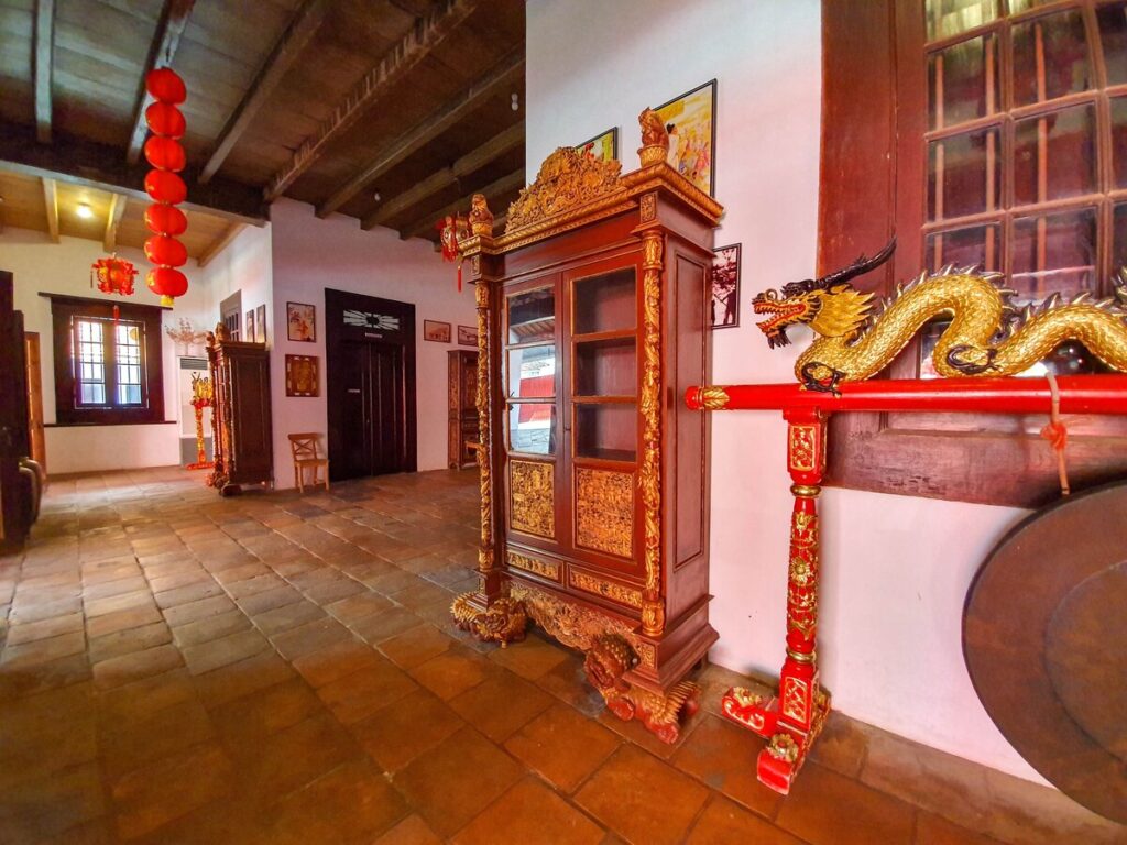 Interior klasik di dalam rumah merah Lasem
