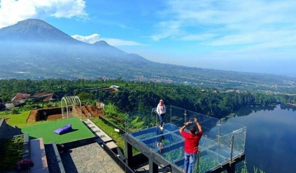 Kahyangan Skyline bisa menjadi destinasi pertama sebelum Anda naik ke Dieng