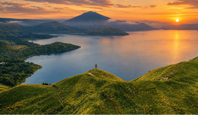 Pemandangan Bukit Holbung saat matahari terbenam