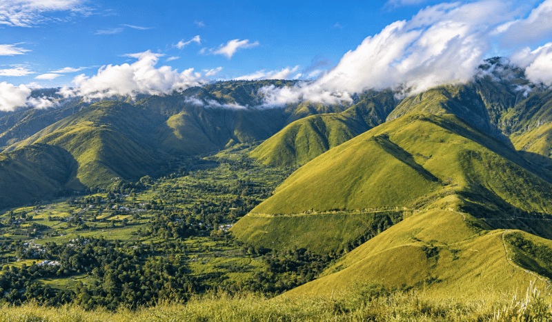 Pemandangan Bukit Holbung yang indah dan mirip dengan Bukit Teletubbies