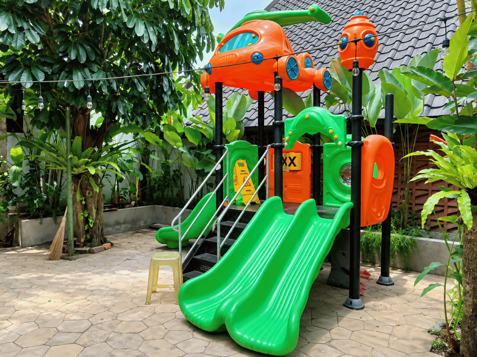 Area playground Bumi Upi Garut untuk anak kecil bermain dengan aman